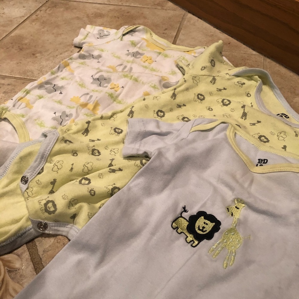 Set of 3 onesies | lion and giraffe